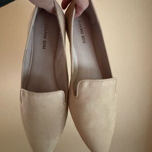 Gianni Bini Tan Flats Sleek Minimalist Design